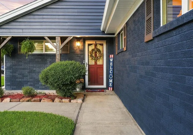 2nd image of 5701 Melody Ln, Dickinson, TX 77539 | MLS# 73918437