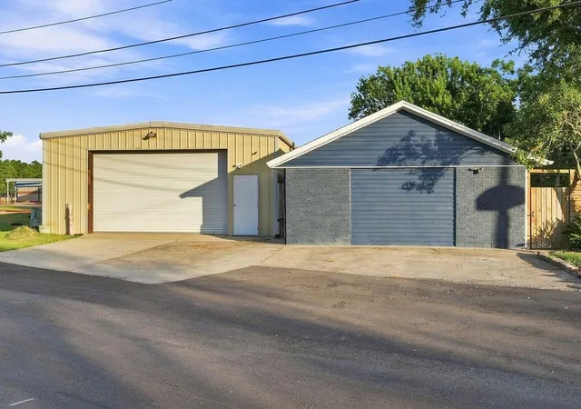 4th image of 5701 Melody Ln, Dickinson, TX 77539 | MLS# 73918437
