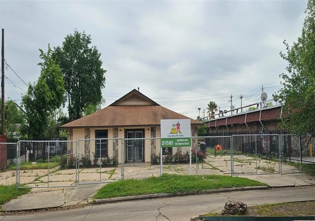 Photo 3 of Single family home for sale at 5651 Sheraton Oaks Dr, Houston, TX 77091 | MLS# 80660773 | Listing updated on 2026-04-02