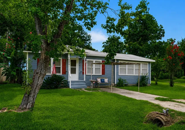 1st image of 3514 Commerce St, Damon, TX 77430 | MLS# 21433935
