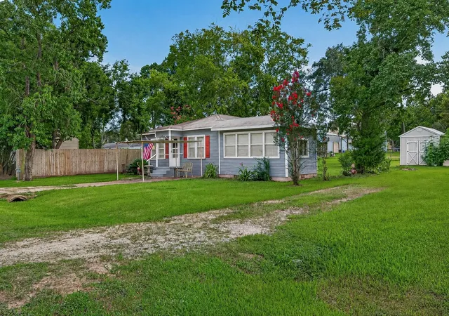 Photo 3 of Single family home for sale at 3514 Commerce St, Damon, TX 77430 | MLS# 21433935 | Listing updated on 2026-09-14