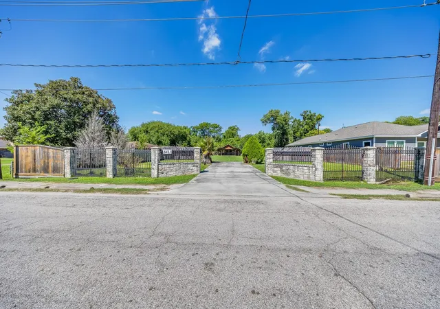 2nd image of 6431 De Priest St, Houston, TX 77091 | MLS# 12358720