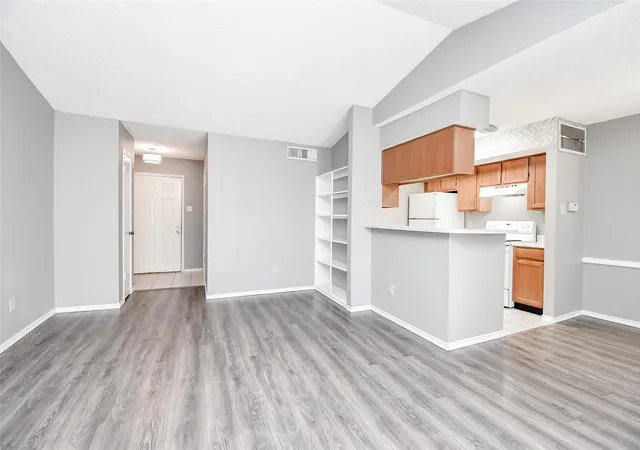 Listing Photo 4 - Condo for sale in building located at 1515 Sandy Springs Rd, Houston, TX 77042 - Unit #1006