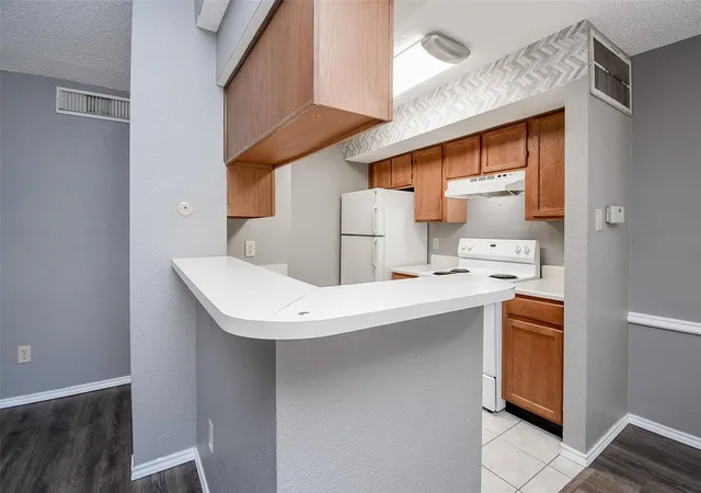 Listing Photo 5 - Condo for sale in building located at 1515 Sandy Springs Rd, Houston, TX 77042 - Unit #1006