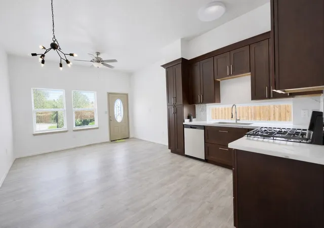 Listing Photo 5 - Condo for sale in building located at 113 Bolden St, Houston, TX 77029 - Unit #A B