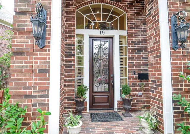 Photo 2 of Single family home for sale at 19 Ambleside Crescent Dr, Sugar Land, TX 77479 | MLS# 54128690 | Listing updated on 2026-10-07