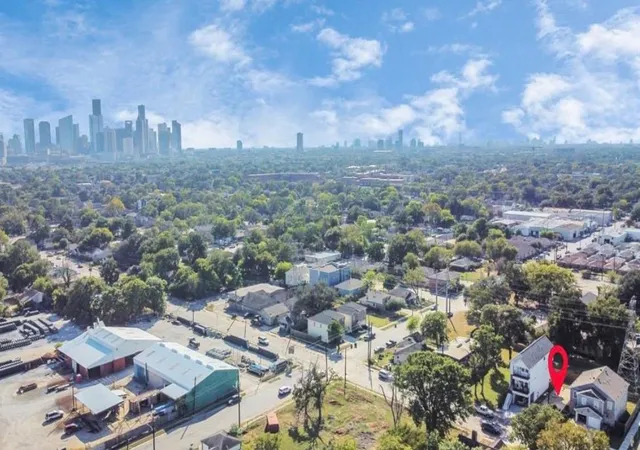 3rd image of 3017 Elysian St, Houston, TX 77009 | MLS# 18679489