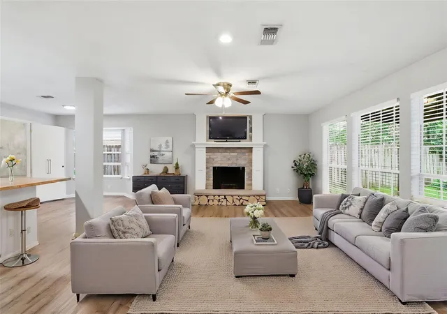 Photo 4 of Single family home for sale at 313 Bois D Arc Dr, Conroe, TX 77301 | MLS# 81255535 | Listing updated on 2026-07-31
