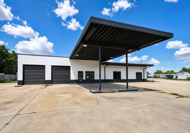 Photo 2 of Single family home for sale at 623 N Richmond Rd, Wharton, TX 77488 | MLS# 52032712 | Listing updated on 2026-06-19