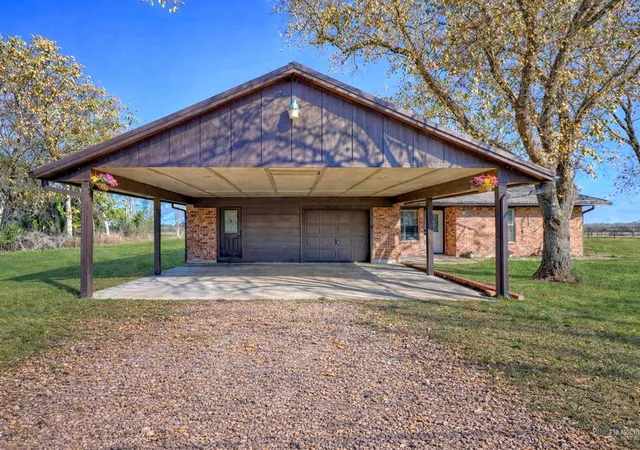 2nd image of 1055 Cr 214, Weimar, TX 78962 | MLS# 75944549