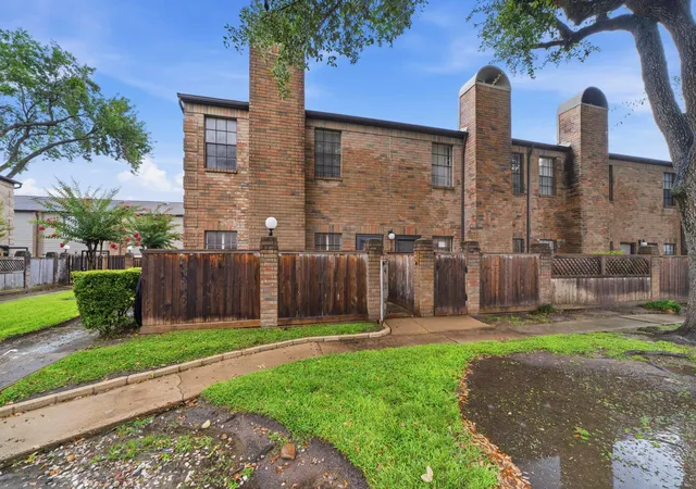 2nd image of 9850 Pagewood Ln, Houston, TX 77042