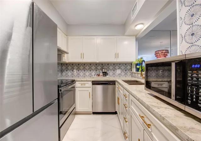 Photo 3 of Condo for sale at 939 Wax Myrtle Ln, Houston, TX 77079 | MLS# 16891717 | Listing updated on 2026-06-25