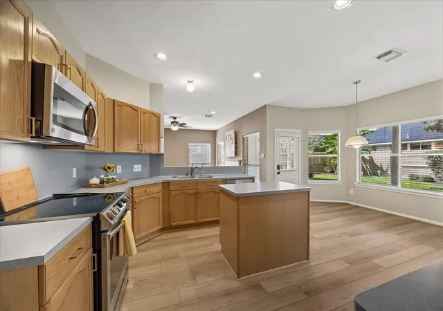 3rd image of 4231 Rocky Bend Dr, Sugar Land, TX 77479 | MLS# 45086359