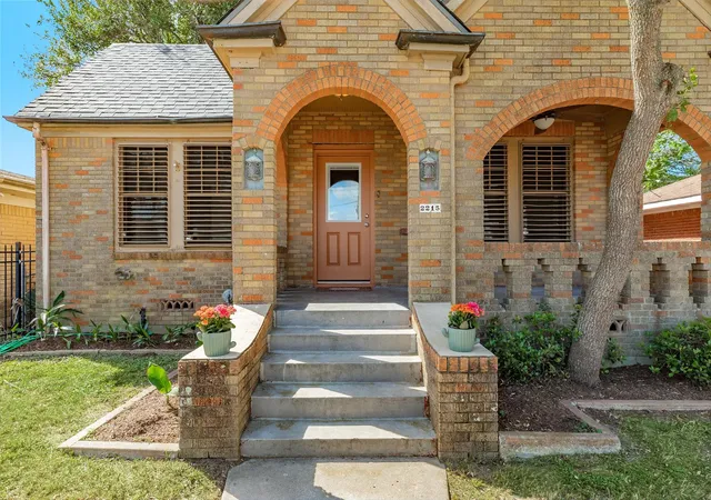 Photo 1 of Single family home for sale at 2215 Ave O 1/2, Galveston, TX 77550 | MLS# 59788581 | Listing updated on 2026-08-01
