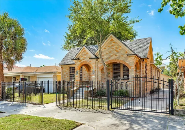 Photo 2 of Single family home for sale at 2215 Ave O 1/2, Galveston, TX 77550 | MLS# 59788581 | Listing updated on 2026-08-01