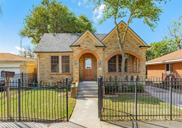 Photo 3 of Single family home for sale at 2215 Ave O 1/2, Galveston, TX 77550 | MLS# 59788581 | Listing updated on 2026-08-01