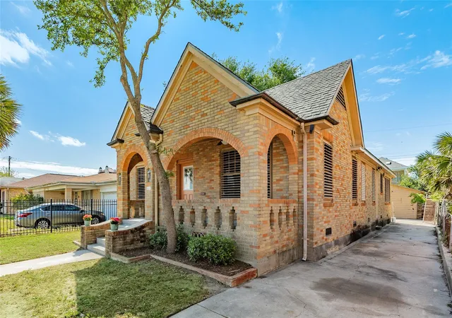Photo 3 of Single family home for sale at 2215 Ave O 1/2, Galveston, TX 77550 | MLS# 59788581 | Listing updated on 2026-08-01