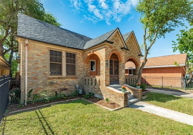 Photo 4 of Single family home for sale at 2215 Ave O 1/2, Galveston, TX 77550 | MLS# 59788581 | Listing updated on 2026-08-01