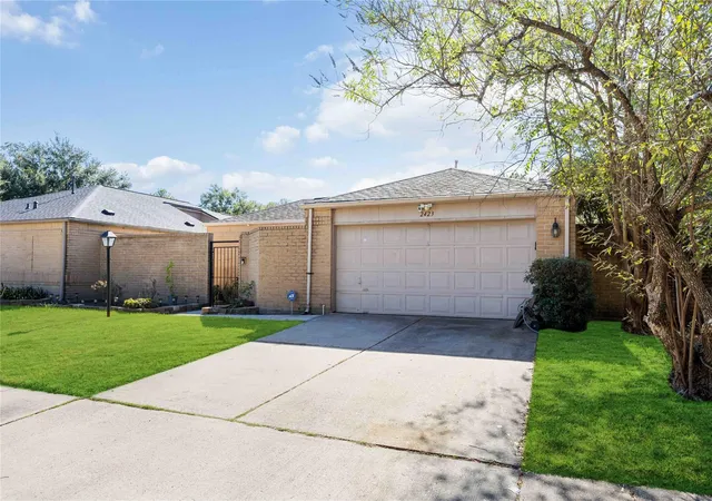 Photo 2 of Single family home for sale at 2423 Prides Xing Rd, Houston, TX 77067 | MLS# 71765541 | Listing updated on 2026-09-21