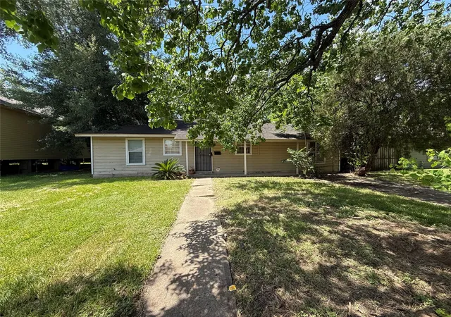 Photo 1 of Single family home for sale at 6026 Glenhurst Dr, Houston, TX 77033 | MLS# 85264335 | Listing updated on 2026-09-28