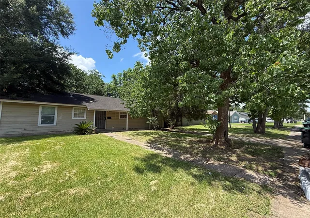 Photo 2 of Single family home for sale at 6026 Glenhurst Dr, Houston, TX 77033 | MLS# 85264335 | Listing updated on 2026-09-28
