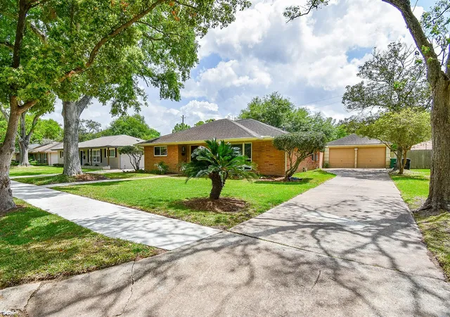 Photo 3 of Single family home for sale at 5727 Arboles Dr, Houston, TX 77035 | MLS# 45173154 | Listing updated on 2026-09-08