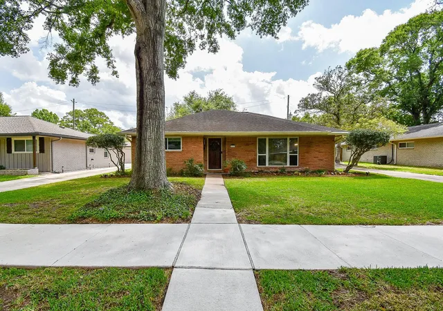 Photo 3 of Single family home for sale at 5727 Arboles Dr, Houston, TX 77035 | MLS# 45173154 | Listing updated on 2026-09-08