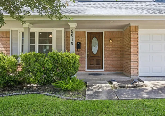 Photo 1 of Single family home for sale at 5019 Kinglet St, Houston, TX 77035 | MLS# 4727806 | Listing updated on 2026-09-19
