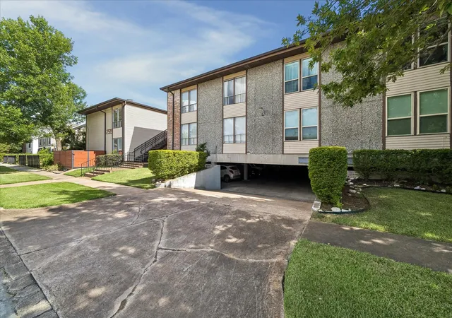 Photo 3 of Sale Pending at 2550 Shakespeare #8, Houston, TX 77030 | MLS# 76862906 | Listing updated on 2026-08-28