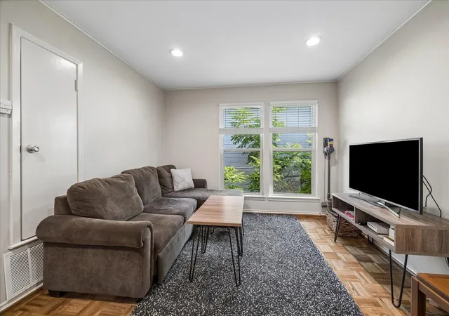 Listing Photo 5 - Condo for sale in building located at 2550 Shakespeare, Houston, TX 77030 - Unit #8
