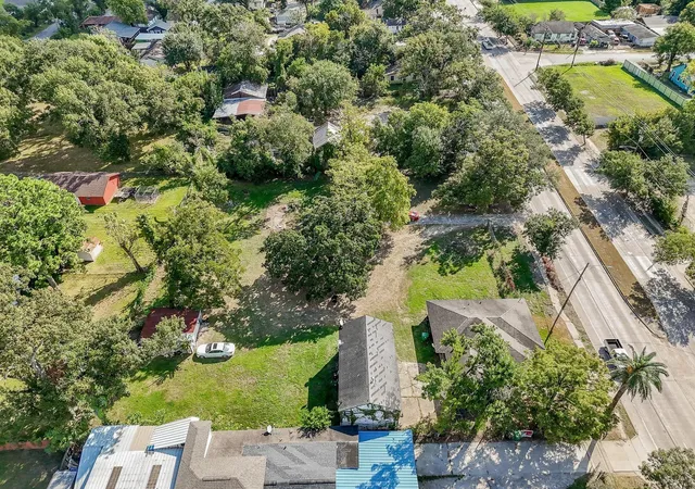 Listing Photo 5 - Condo for sale in building located at 2413 E Crosstimbers St, Houston, TX 77093