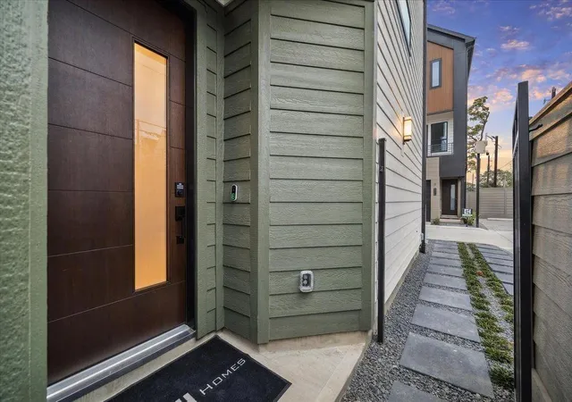 2nd image of 811 Thornton Rd #A, Houston, TX 77018 | MLS# 60763962