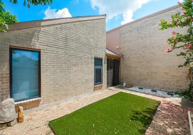 4th image of 9514 Tarragon Lane, Houston, TX 77036 | MLS# 17092014