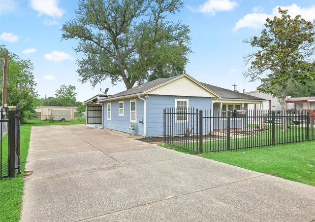 1st image of 108 N 7th St, Highlands, TX 77562 | MLS# 8026113