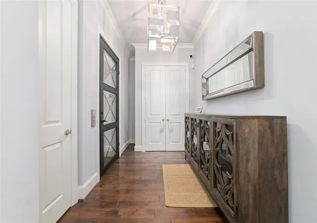 Listing Photo 4 - Condo for sale in building located at 2221 Welch St, Houston, TX 77019 - Unit #201