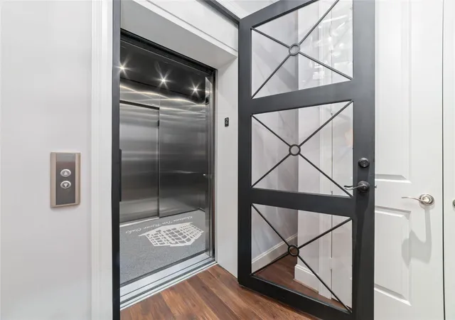 Listing Photo 5 - Condo for sale in building located at 2221 Welch St, Houston, TX 77019 - Unit #201