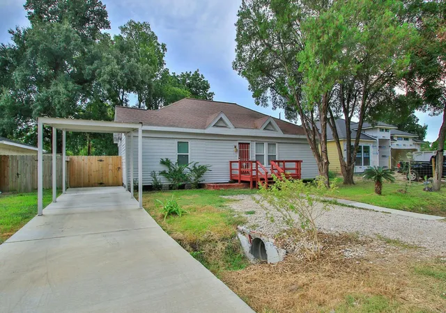 Photo 3 of Single family home for sale at 2703 Areba St, Houston, TX 77091 | MLS# 92649575 | Listing updated on 2026-10-07