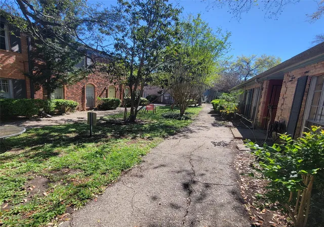 3rd image of 5210 Arboles Dr, Houston, TX 77035
