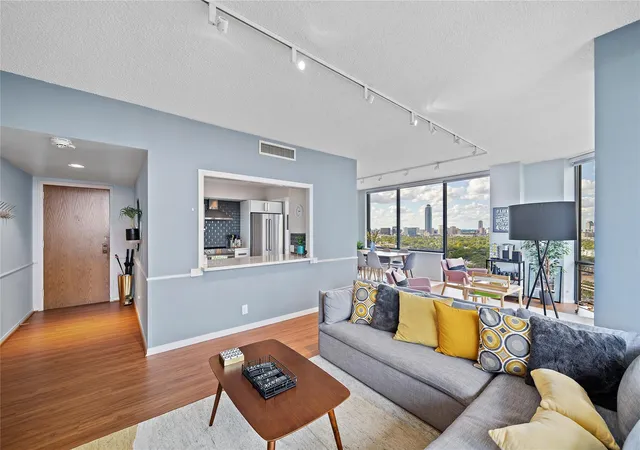 3rd image of 15 Greenway Plz, Houston, TX 77046