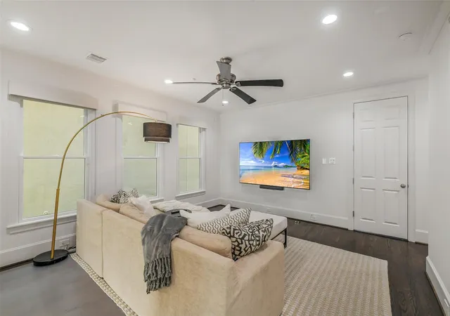 Photo 3 of Sale Pending at 859 Rosastone Trl, Houston, TX 77024 | MLS# 50302056 | Listing updated on 2026-09-14