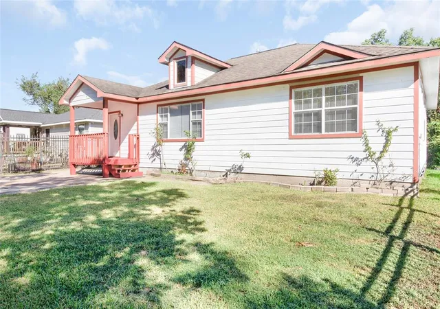 Photo 2 of Sale Pending at 7119 Quince St, Houston, TX 77087 | MLS# 87859359 | Listing updated on 2025-09-20
