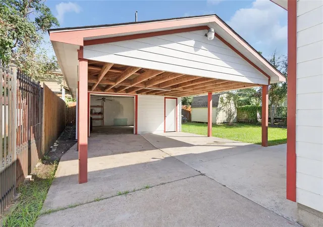 Photo 3 of Sale Pending at 7119 Quince St, Houston, TX 77087 | MLS# 87859359 | Listing updated on 2025-09-20