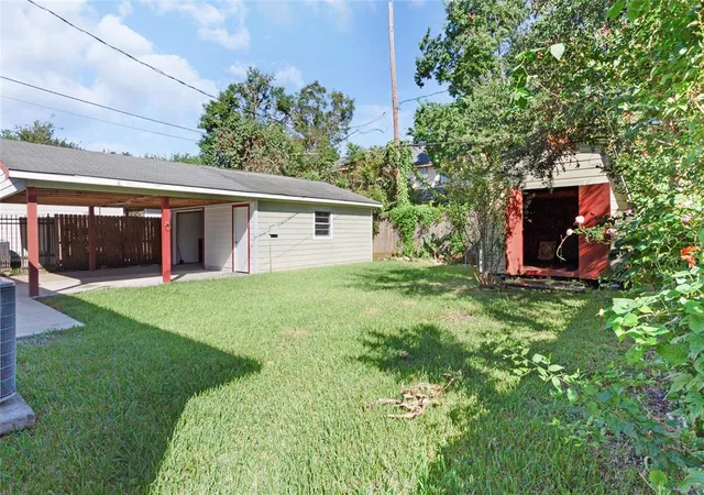 Photo 4 of Sale Pending at 7119 Quince St, Houston, TX 77087 | MLS# 87859359 | Listing updated on 2025-09-20