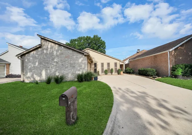 Homes for sale in Houston, TX | 2210 Linea Del Pino St, Houston, TX 77077 | MLS# 25858975