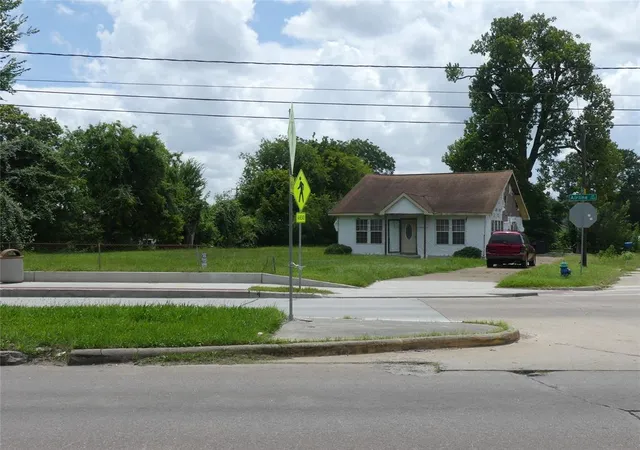 1st image of 7713 Airline Dr, Houston, TX 77037 | MLS# 89404487