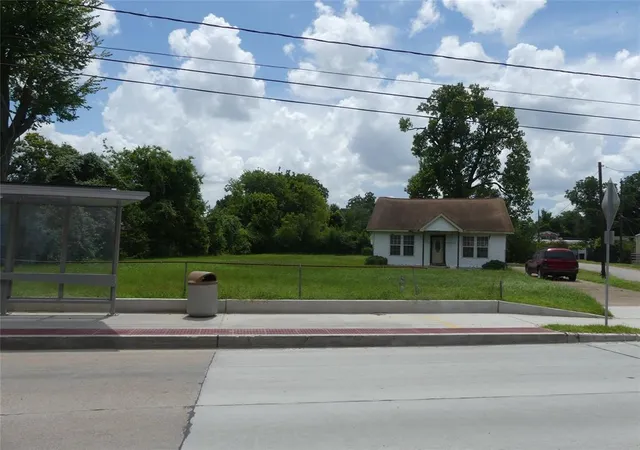 2nd image of 7713 Airline Dr, Houston, TX 77037 | MLS# 89404487