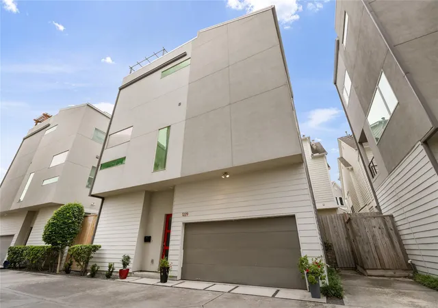 Photo 2 of Single family home for sale at 1229 W 17th Street, Houston, TX 77008 | MLS# 77597949 | Listing updated on 2026-09-18