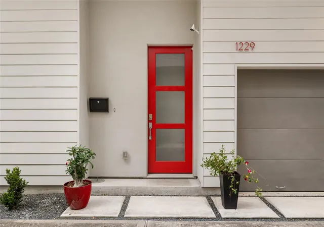 Photo 3 of Single family home for sale at 1229 W 17th Street, Houston, TX 77008 | MLS# 77597949 | Listing updated on 2026-09-18