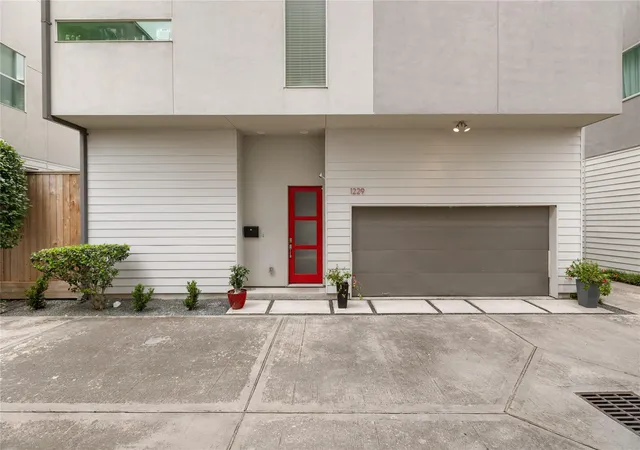 Photo 3 of Single family home for sale at 1229 W 17th Street, Houston, TX 77008 | MLS# 77597949 | Listing updated on 2026-09-18