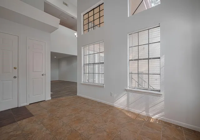 Listing Photo 4 - Condo for sale in building located at 16800 Sugar Pine Dr, Houston, TX 77090 - Unit #D28